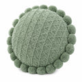 Rundes Zierkissen 40 cm aus Baumwolle Salbeigrün mit Strickstruktur und Pompons